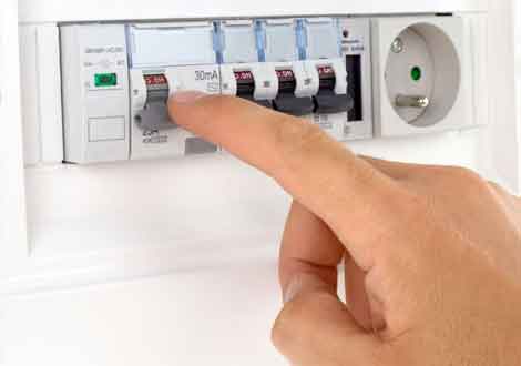 Disjoncteur sur tableau électrique dans les Yvelines 